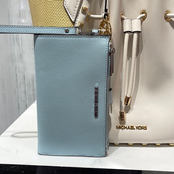 MICHAEL KORS LARGE DOUBLE ZIP WRISTLET WALLET PHONE CASE CLUTCH
Vista Blue - Picture 10 of 16